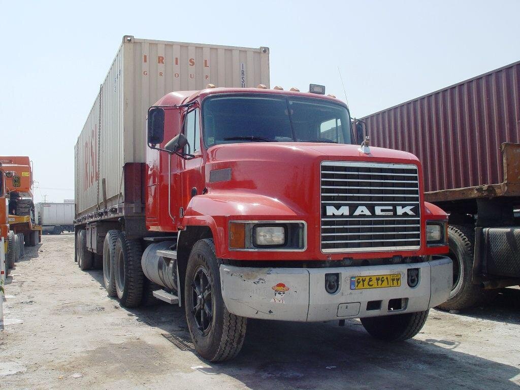 ببینید | دستی کشیدن دختر جوان با کامیون ماک! ببینید | دستی کشیدن دختر جوان با کامیون ماک!