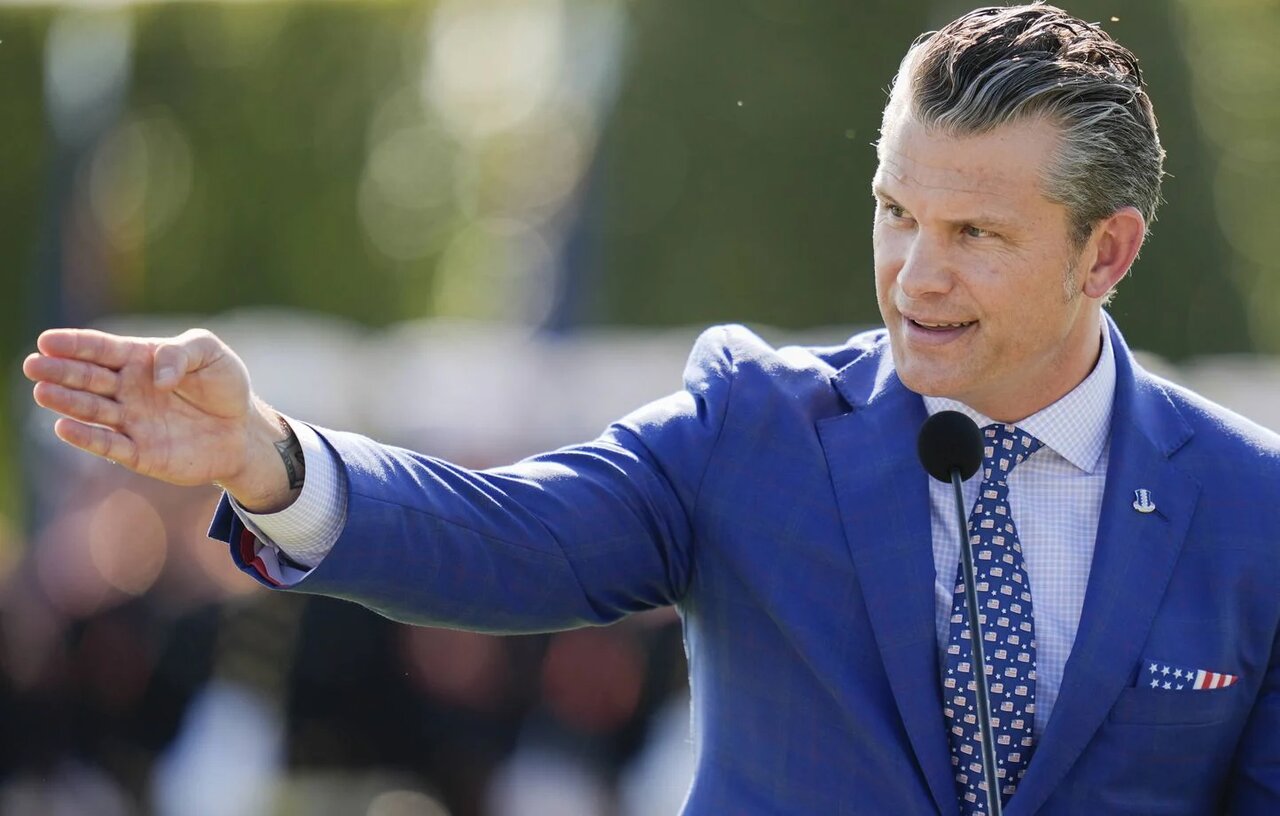 ببینید | رقص وزیر جنگ آمریکا در استادیوم ببینید | رقص وزیر جنگ آمریکا در استادیوم