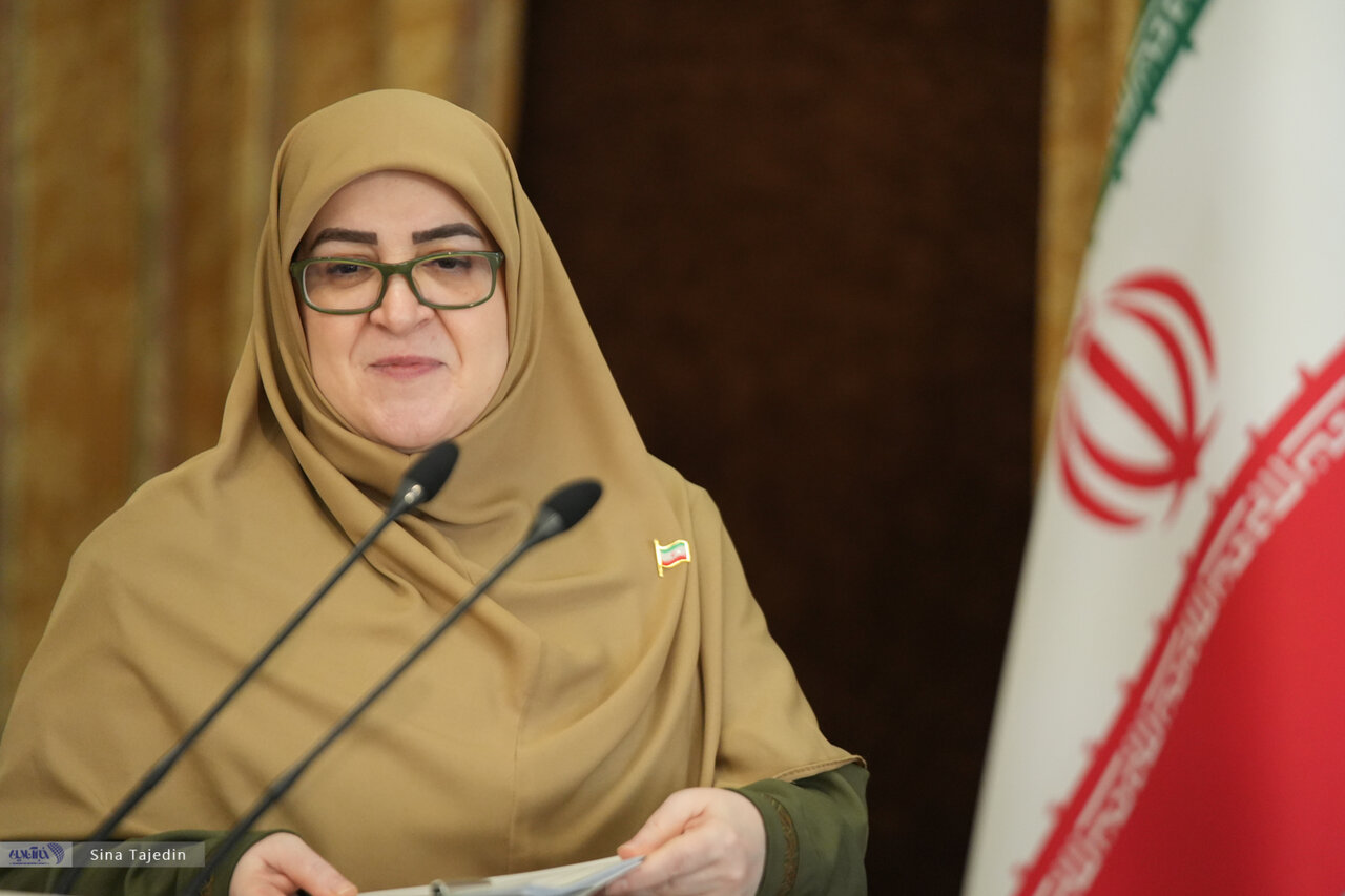 حاشیه‌ای از دیدار رهبری و زنان؛ تصویری متفاوت از سخنگوی دولت + عکس