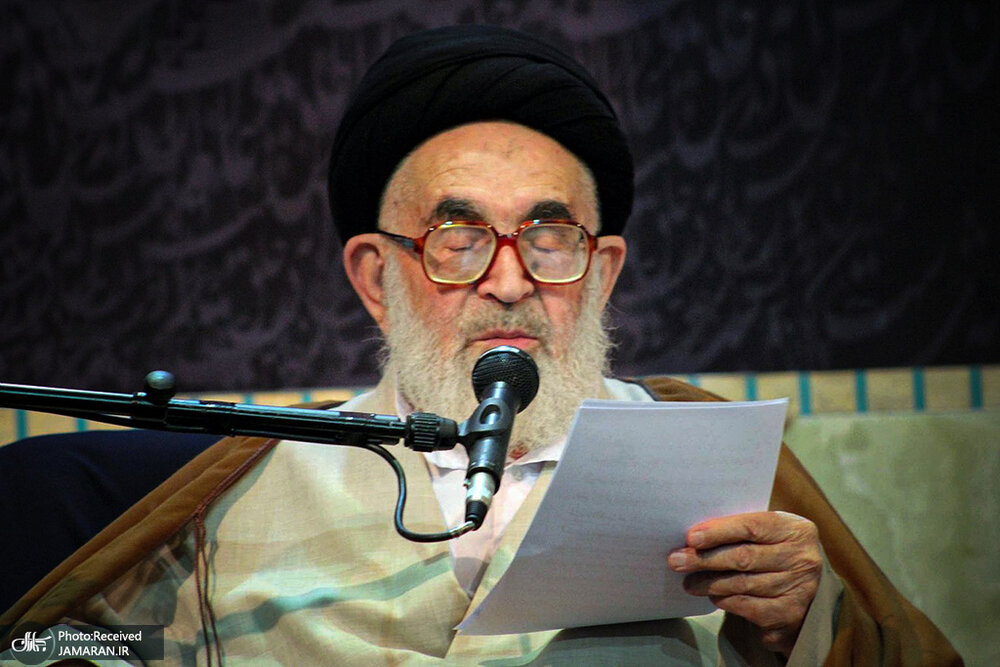 حضور یک چهره منتقد در کنار نماینده رهبری در راهپیمایی ۲۲ بهمن + عکس