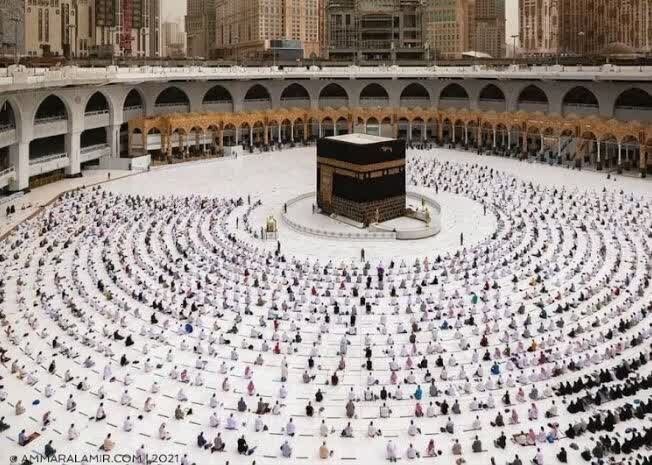 چرا در نماز، باید رو به قبله بایستیم؟ چرا در نماز، باید رو به قبله بایستیم؟