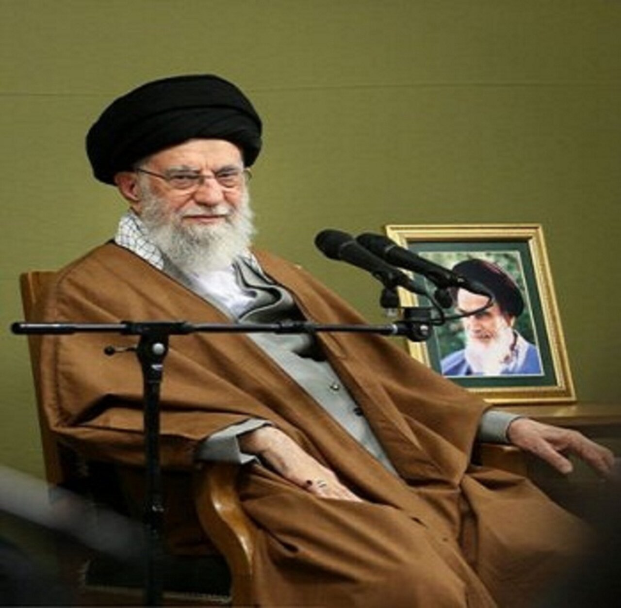 نگاهی گذرا به زندگینامهی حضرت آیتاللهالعظمی شهید سیدعلی حسینی خامنهای نگاهی گذرا به زندگینامهی حضرت آیتاللهالعظمی شهید سیدعلی حسینی خامنهای